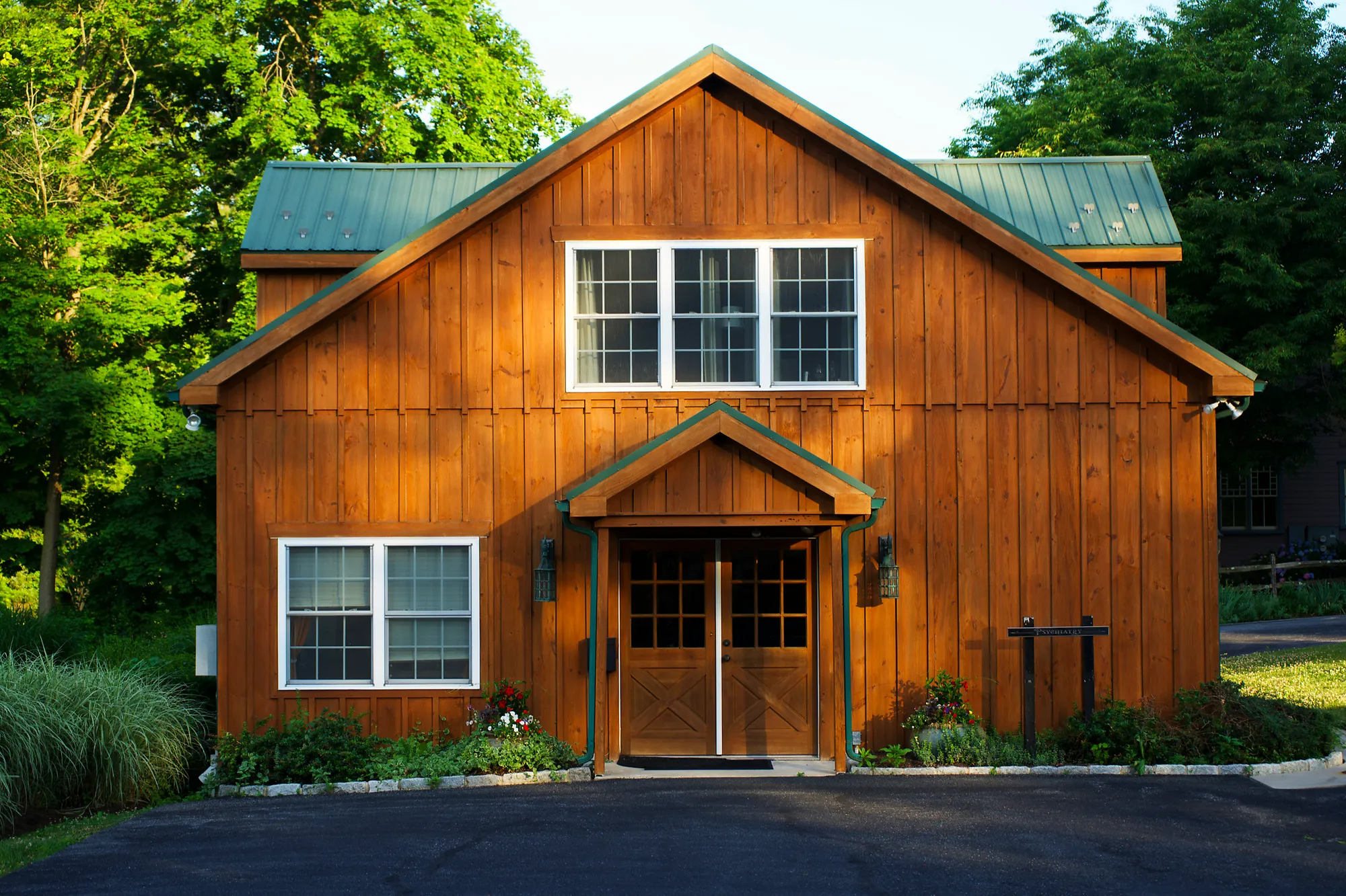 Front of the Southeastern Executive Health psychiatry office in Chadds Ford, PA, a cedar-sided building with a green metal roof